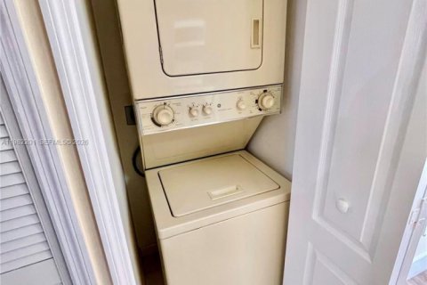 Condo in Miami, Florida, 2 bedrooms  № 2043321 - photo 30