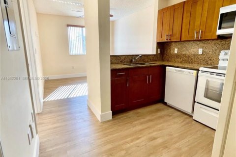 Condo in Miami, Florida, 2 bedrooms  № 2043321 - photo 13