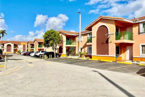 Condo in Miami, Florida, 2 bedrooms  № 2043321 - photo 2