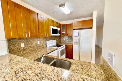 Condo in Miami, Florida, 2 bedrooms  № 2043321 - photo 9