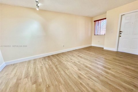 Condo in Miami, Florida, 2 bedrooms  № 2043321 - photo 7