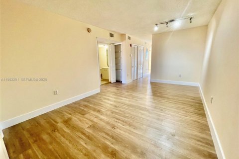 Condo in Miami, Florida, 2 bedrooms  № 2043321 - photo 5