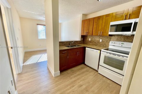 Condo in Miami, Florida, 2 bedrooms  № 2043321 - photo 12