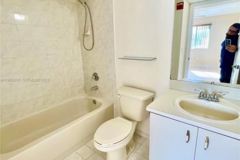 Condo in Miami, Florida, 2 bedrooms  № 2043321 - photo 23