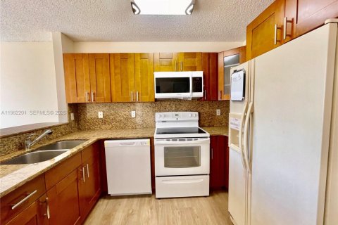 Condo in Miami, Florida, 2 bedrooms  № 2043321 - photo 8