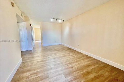 Condo in Miami, Florida, 2 bedrooms  № 2043321 - photo 3