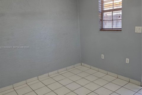 Immobilier commercial à louer à Miami, Floride: 1 chambre, 150.87 m2 № 1977349 - photo 2