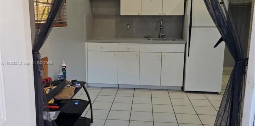 Immobilier commercial à Miami, Floride 1 chambre, 150.87 m2 № 1977349