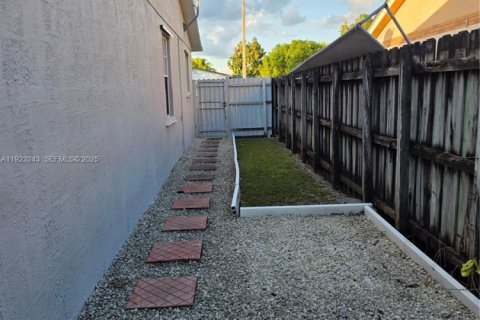 Immobilier commercial à louer à Miami, Floride: 1 chambre, 150.87 m2 № 1977349 - photo 4