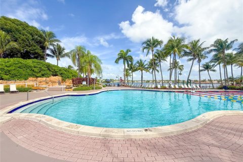 Condo in Doral, Florida, 3 bedrooms  № 1836065 - photo 25