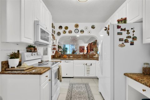 Condo in Doral, Florida, 3 bedrooms  № 1836065 - photo 24