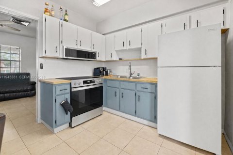 House in Dania Beach, Florida 2 bedrooms № 2001592 - photo 9