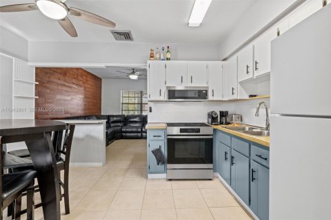 House in Dania Beach, Florida 2 bedrooms № 2001592 - photo 7