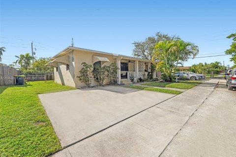 House in Dania Beach, Florida 2 bedrooms № 2001592 - photo 2