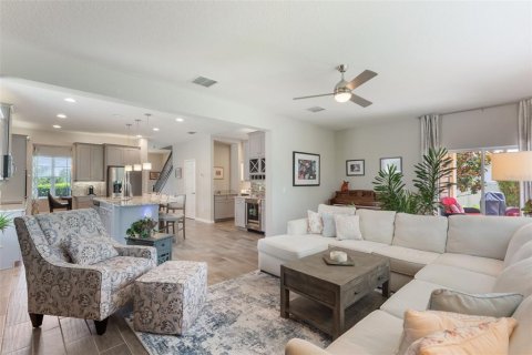 House in Orlando, Florida 5 bedrooms, 295.52 sq.m. № 1829159 - photo 11