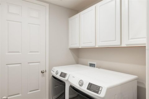 House in Orlando, Florida 5 bedrooms, 295.52 sq.m. № 1829159 - photo 19