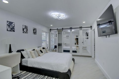 House in Wellington, Florida 5 bedrooms, 297.29 sq.m. № 2177034 - photo 23