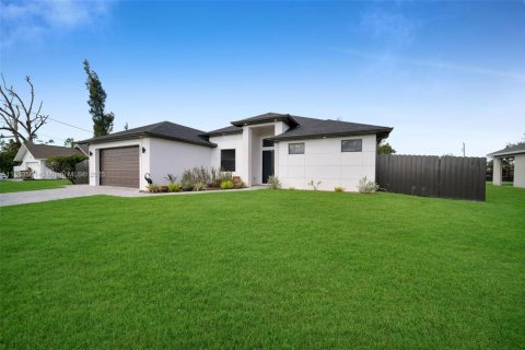House in Cape Coral, Florida 4 bedrooms, 173.63 sq.m. № 1891823 - photo 3