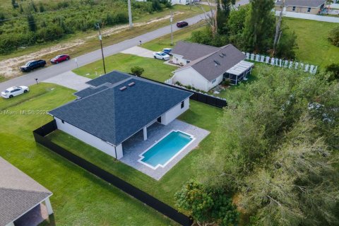 House in Cape Coral, Florida 4 bedrooms, 173.63 sq.m. № 1891823 - photo 27