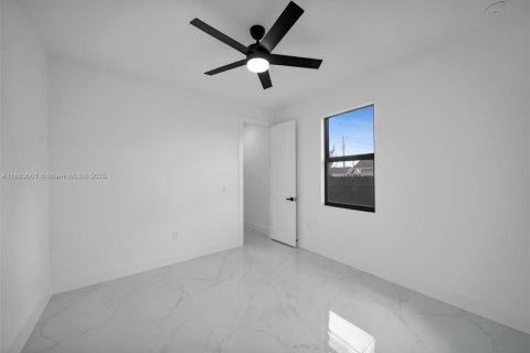 House in Cape Coral, Florida 4 bedrooms, 173.63 sq.m. № 1891823 - photo 18