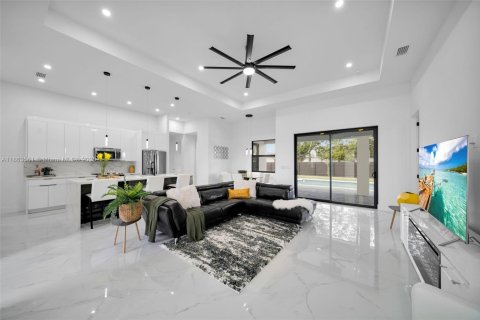 House in Cape Coral, Florida 4 bedrooms, 173.63 sq.m. № 1891823 - photo 1