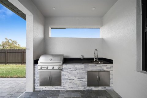 House in Cape Coral, Florida 4 bedrooms, 173.63 sq.m. № 1891823 - photo 23