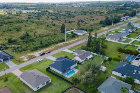 House in Cape Coral, Florida 4 bedrooms, 173.63 sq.m. № 1891823 - photo 29