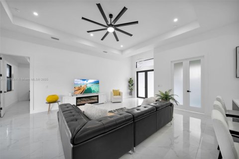 House in Cape Coral, Florida 4 bedrooms, 173.63 sq.m. № 1891823 - photo 6
