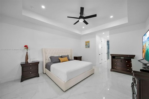 House in Cape Coral, Florida 4 bedrooms, 173.63 sq.m. № 1891823 - photo 11