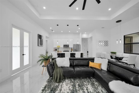 House in Cape Coral, Florida 4 bedrooms, 173.63 sq.m. № 1891823 - photo 4