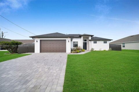 House in Cape Coral, Florida 4 bedrooms, 173.63 sq.m. № 1891823 - photo 2