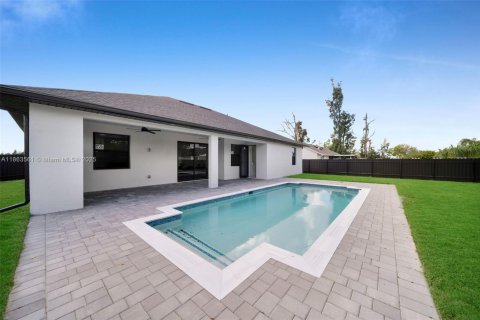 House in Cape Coral, Florida 4 bedrooms, 173.63 sq.m. № 1891823 - photo 30