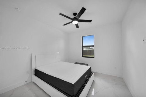 House in Cape Coral, Florida 4 bedrooms, 173.63 sq.m. № 1891823 - photo 21