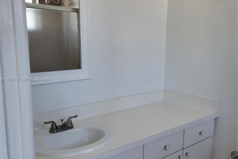 Купить кондоминиум в Бей-Харбор-Айлендс, Флорида 2 спальни, 86.31м2, № 2047719 - фото 12