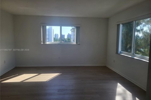 Купить кондоминиум в Бей-Харбор-Айлендс, Флорида 2 спальни, 86.31м2, № 2047719 - фото 3