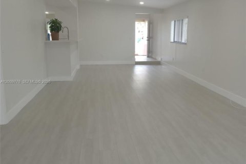 House in Miami, Florida 3 bedrooms, 134.34 sq.m. № 2076642 - photo 5