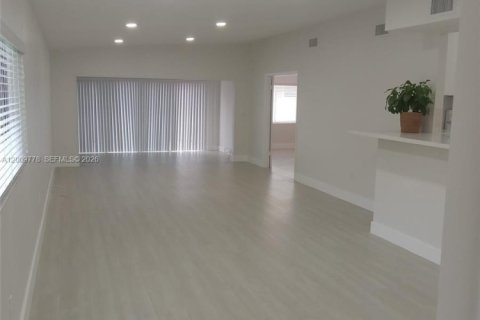 House in Miami, Florida 3 bedrooms, 134.34 sq.m. № 2076642 - photo 6