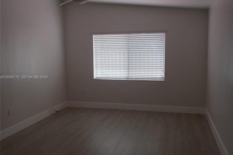 House in Miami, Florida 3 bedrooms, 134.34 sq.m. № 2076642 - photo 14