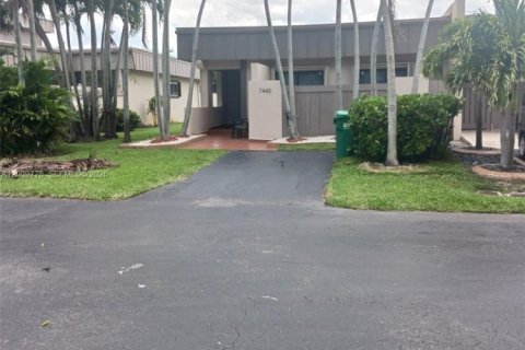 House in Miami, Florida 3 bedrooms, 134.34 sq.m. № 2076642
