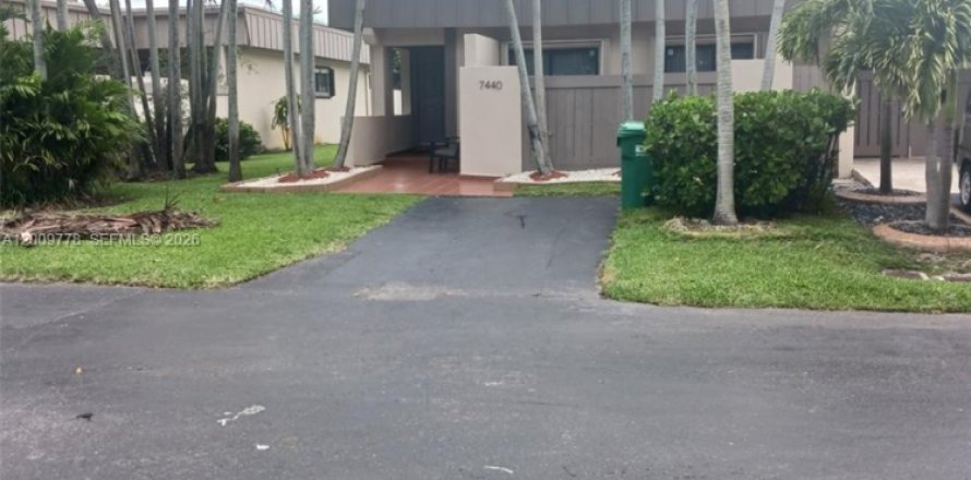 House in Miami, Florida 3 bedrooms, 134.34 sq.m. № 2076642