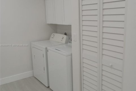 House in Miami, Florida 3 bedrooms, 134.34 sq.m. № 2076642 - photo 10