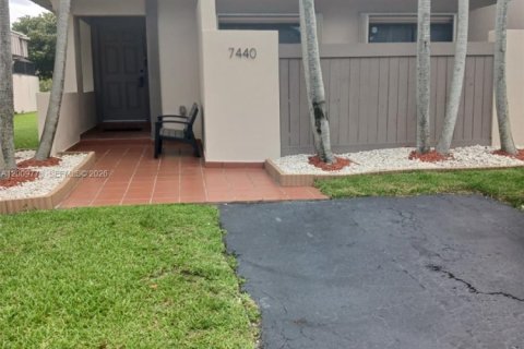House in Miami, Florida 3 bedrooms, 134.34 sq.m. № 2076642 - photo 2