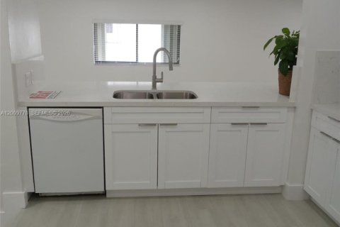 House in Miami, Florida 3 bedrooms, 134.34 sq.m. № 2076642 - photo 8