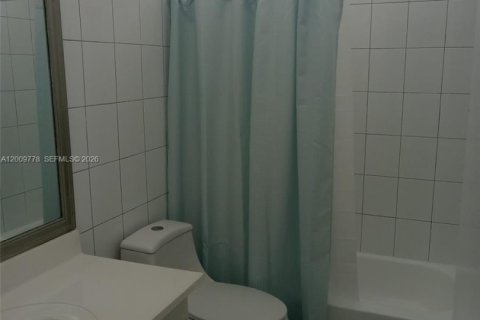 House in Miami, Florida 3 bedrooms, 134.34 sq.m. № 2076642 - photo 15