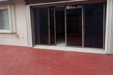 House in Miami, Florida 3 bedrooms, 134.34 sq.m. № 2076642 - photo 18