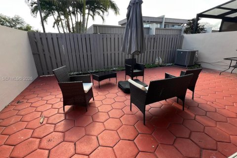 House in Miami, Florida 3 bedrooms, 134.34 sq.m. № 2076642 - photo 19