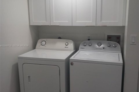 House in Miami, Florida 3 bedrooms, 134.34 sq.m. № 2076642 - photo 11