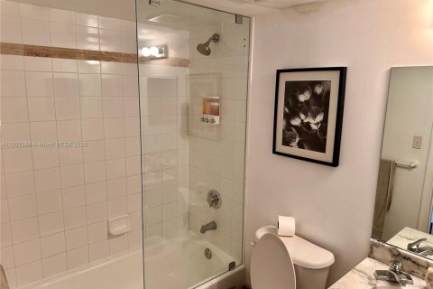 Condo in Miami, Florida, 3 bedrooms № 1749095 - photo 9