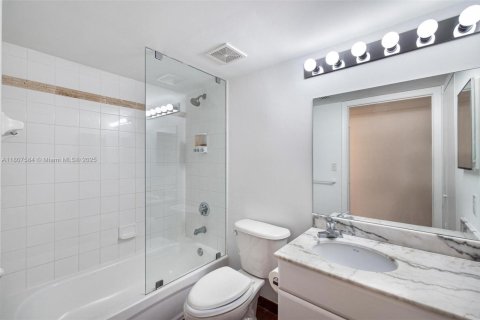 Condo in Miami, Florida, 3 bedrooms № 1749095 - photo 20