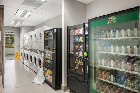 Condo in Miami, Florida, 3 bedrooms № 1749095 - photo 11